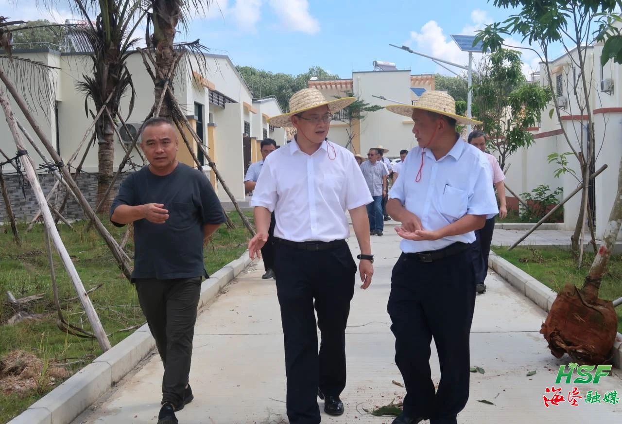 艾轶伦一行人在天角潭水利枢纽工程垦区移民安设点（西联农场南园幼区）走访调研