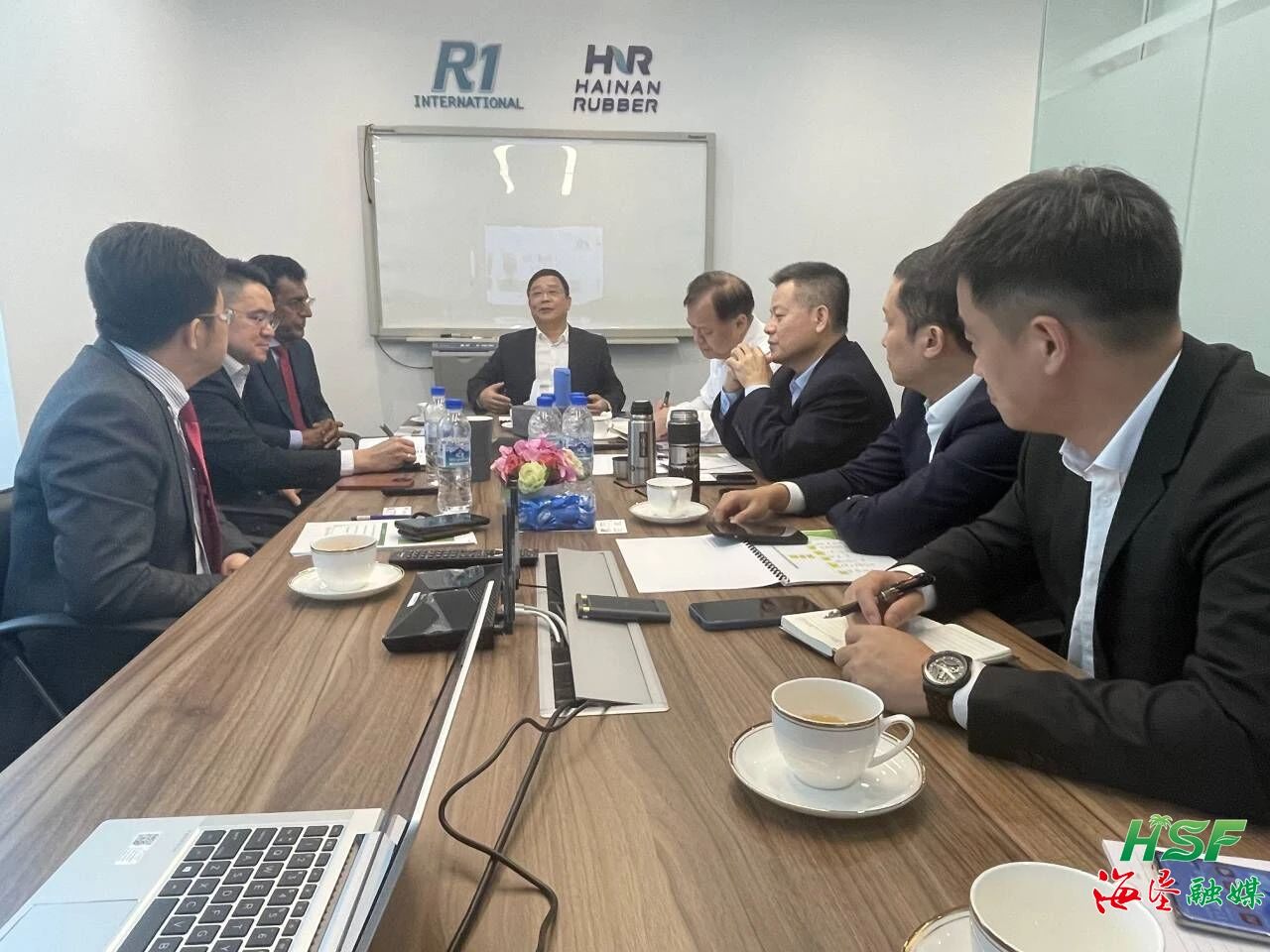 包洪文一行与R1公司座谈互换。